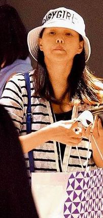 伊能静晒幸福的家庭日常:哥哥带妹妹散步读书