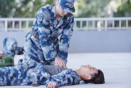 蒋劲夫解扣扒衣激吻黄子韬 黄子韬赞蒋劲夫:你