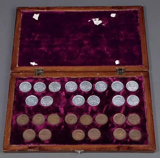 Lot 1871
1968年至1969年第二版人民币硬分币毛泽东像未采用稿试铸样币一组二十八枚
成交价:RMB8,970,000