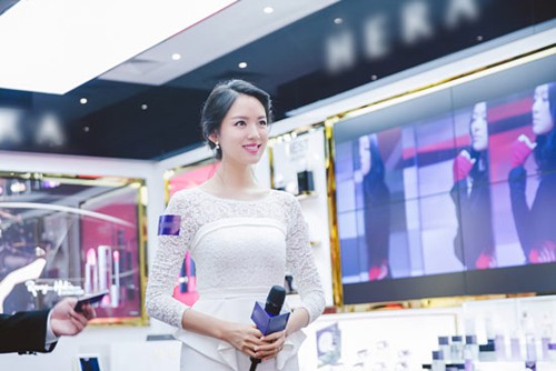 张梓琳晒女儿呆萌照 胖妹表情委屈惹人怜