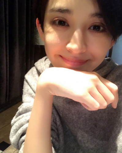 嫩出水!古力娜扎晒自拍 皮肤水润眼神帅气