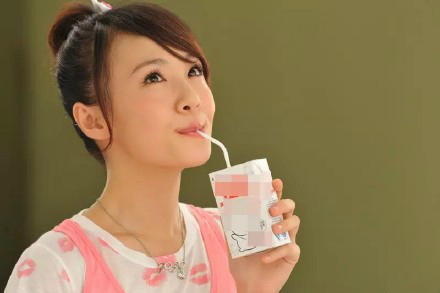 郑爽早期宣传照曝光 整容前的爽妹子明明就很