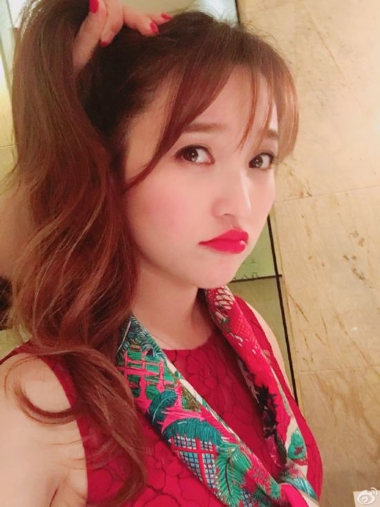 金莎走艳俗风被骂 金莎走艳俗风被网友说太妖