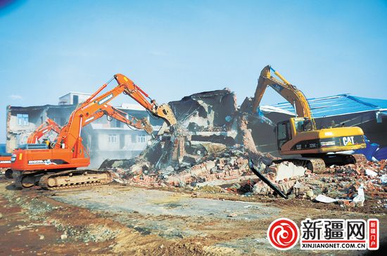 新疆乌鲁木齐米东区拆除30多栋违法建筑