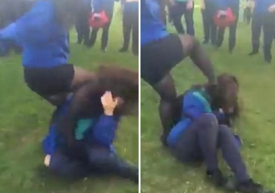 英校园女生遭暴力 围观学生不阻拦反欢呼