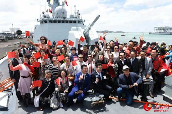 奥克兰港劲刮中国风 华人华侨登盐城舰参观(图