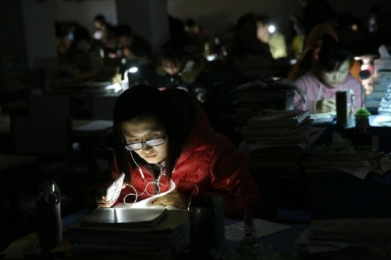 安徽一高校突然停电 考研学生用手机照明继续
