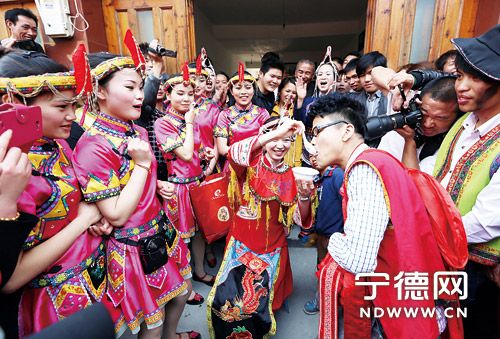 畲族婚嫁迎亲习俗表演新娘给新郎喂甜米饭。