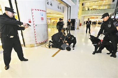男子商场行凶被制服