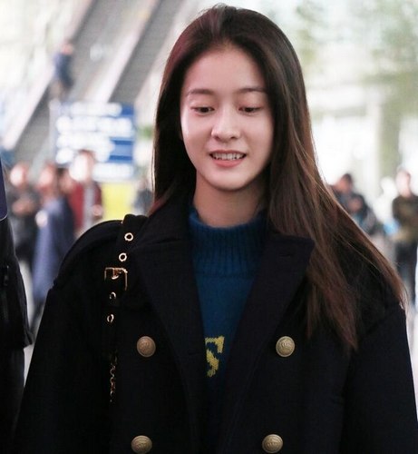 张雪迎素颜现身机场 遇粉丝虎牙配甜笑