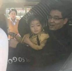 阿拉蕾是谁的女儿?崔爸爸浓眉大眼神似阿拉蕾