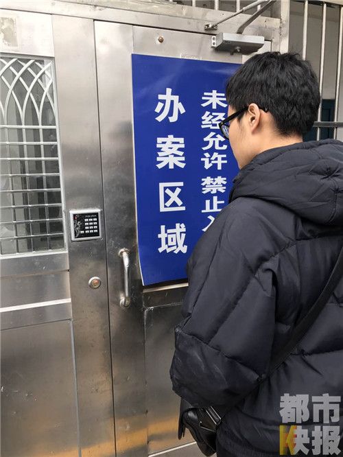 男子插耳机听歌手机被盗另一女孩手机也被盗