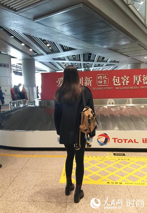 张雪迎机场街拍背影美翻