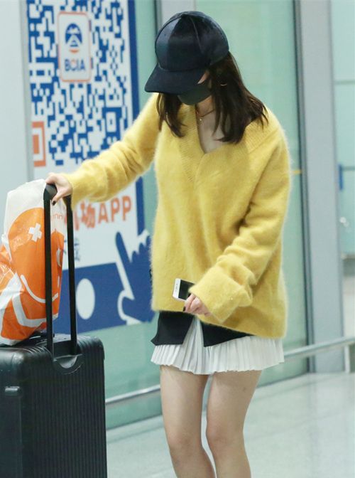 杨幂唐嫣示范 远离黑白灰 冬天来件彩色毛衣更