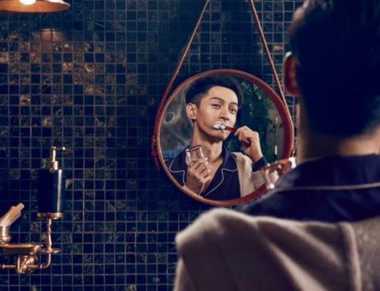 胡歌拍睡衣写真帅出新高度 网友:人不如龟啊