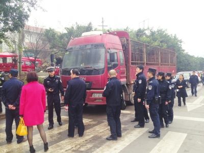 内江整治大中型货车占道停车 打通城南新区肠