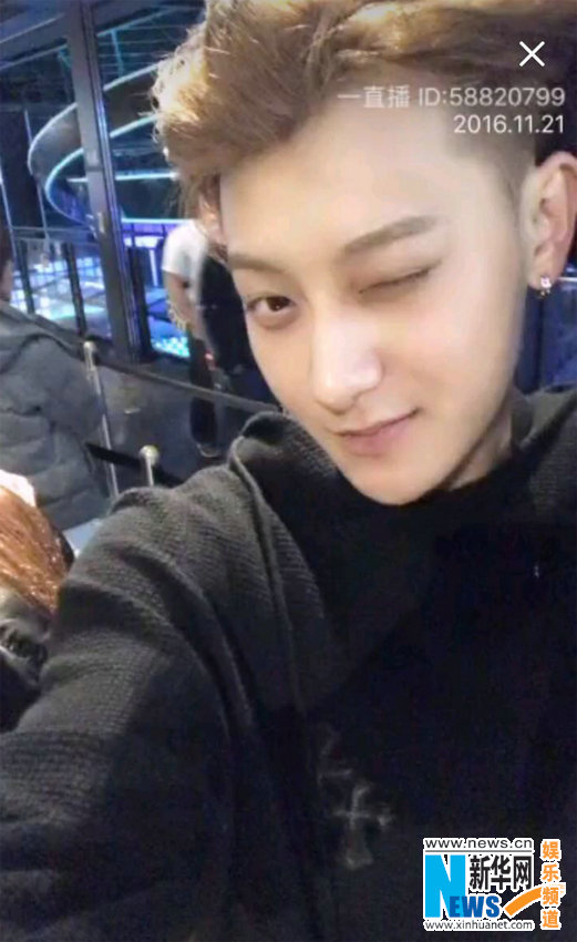 进鬼屋秒怂 停车为粉丝签名被感动眼眶湿润--江