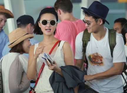 张歆艺获老公探班 袁弘一脸严肃由衷感慨二姐脸真白