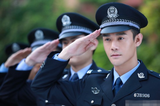 《如果蜗牛有爱情》王凯演绎铁血刑警 宋仲基等韩国欧巴警服照盘点