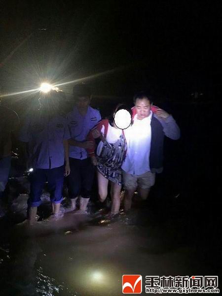 臨產孕婦困水中 陸川民警助孕婦“突圍”