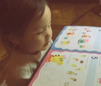 黄磊小女儿讲故事视频曝光 声音软糯萌翻