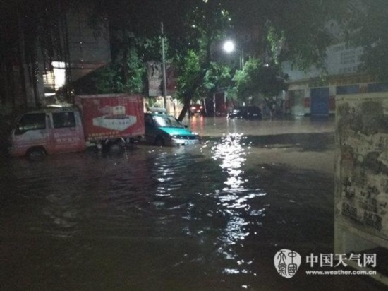 暴雨袭击陆川 县城多处内涝