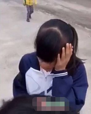 初三女生被30人轮番扇耳光:告诉她啥叫黑社会