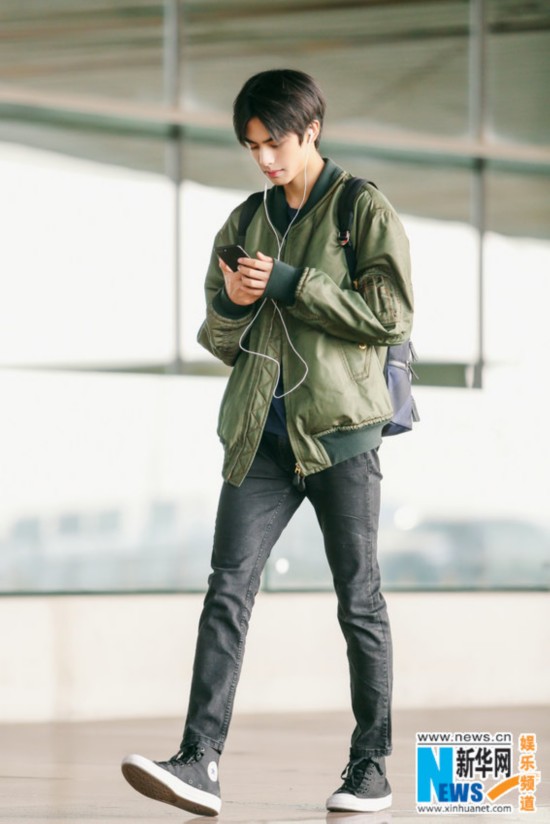 宋威龙机场街拍曝光 军绿色夹克帅气养眼