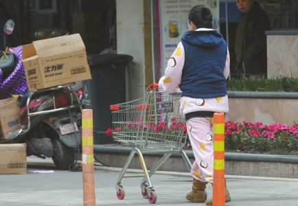 成都一小区新规引争议:业主借用手推车 先交百