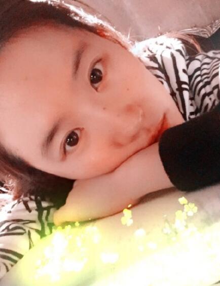 刘亦菲素颜读书照 网友:素颜我只服刘亦菲