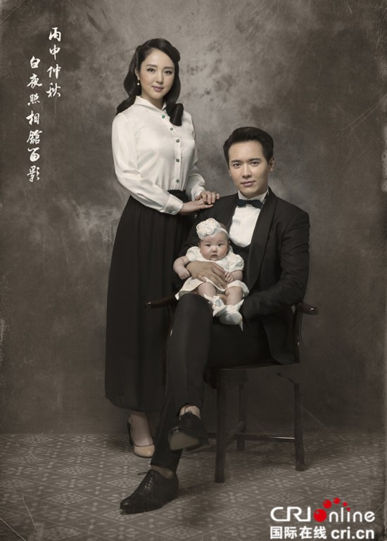 高云翔董璇全家福照首曝光 一家七口其乐融融