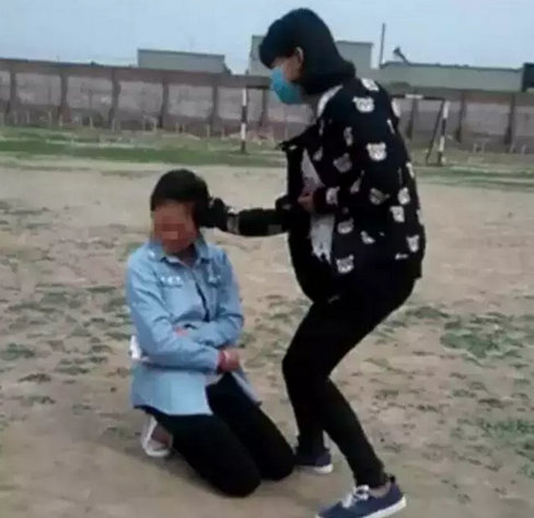 初三名字被30人轮番扇耳光:告诉她啥叫黑社女生王者女生的图片