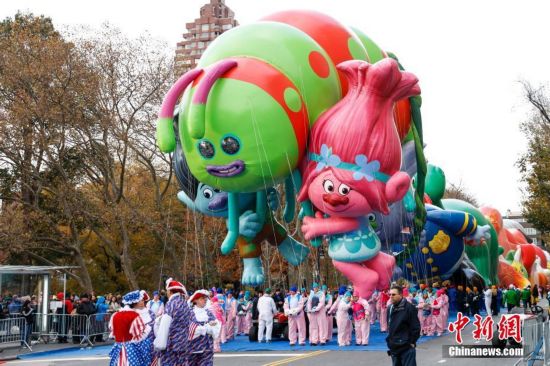 纽约举行感恩节大游行 巨型充气玩偶引围观--上海频道--人民网