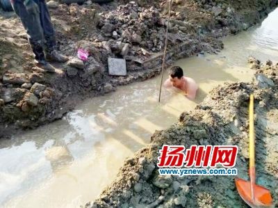 扬州"赤膊哥"寒风中泡水40多分钟抢修自来水管