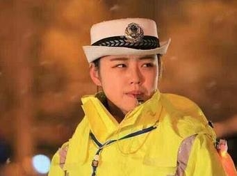 连云港最美女交警撞脸陈妍希 大雪中坚守岗位