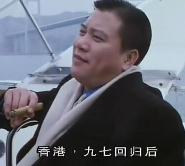 这个一手拿著烟卷的动作也成了万梓良在很多影片中的经典必备的