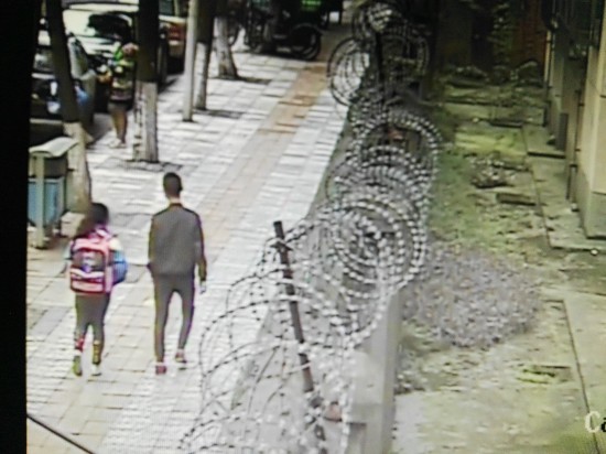 男子跟随小女孩进入家中