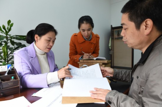 11月24日,福鼎市纪委信访室工作人员在对基层涉及扶贫领域的举报件图片