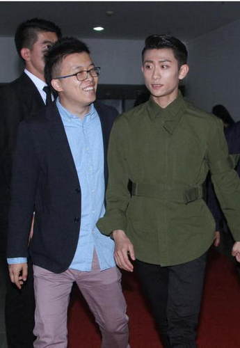 韩红张一山李易峰陪环卫工凌晨扫大街--河南频