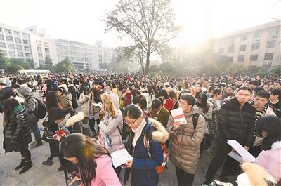 公考笔试昨日举行 南京主考区考生达3.3万人--