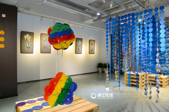 废弃光盘变废为宝 摇身成为艺术品