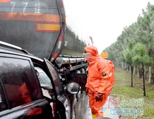 泰和:轿车与槽罐车追尾 致三氯甲烷泄漏(图)