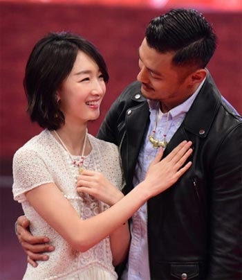 周冬雨拿下金马奖影后 余文乐当众拥抱周冬雨祝贺     余文乐微博截图