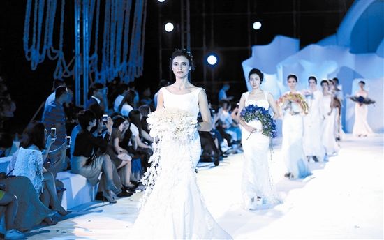2017婚纱发布会_蔡中涵婚纱发布会图片
