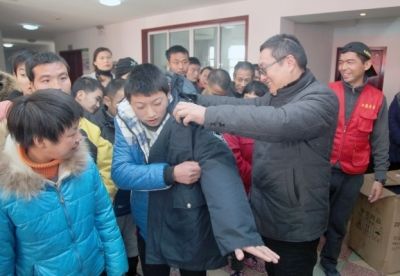 南通海安助残志愿者为残疾人送御寒物资--人民
