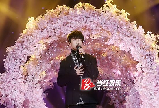 易烊千玺庆生父母弟弟齐到场 王俊凯王源送创