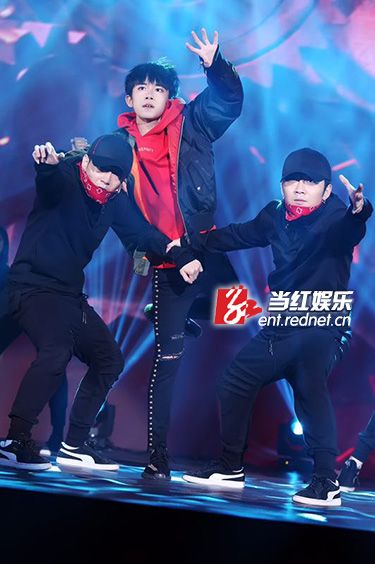 易烊千玺庆生父母弟弟齐到场 王俊凯王源送创