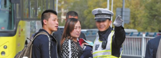 男子冒充警察为人指路 遇上真警察后彻底崩溃了