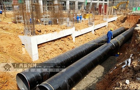 施工铺设冷却循环水管。来宾市城市管理局供图 高耸的塔吊,嘈杂的机械声,300多名工人同时进行土建施工和设备安装日前,来宾市兴宾区城厢镇莆田村的市垃圾焚烧发电厂(中科环保电力公司)厂区内一片忙碌,旧厂改造扩建如火如荼。据悉,来宾市正全力打造一座具备欧盟最新排放标准的新垃圾发电厂,有望成为广西一流垃圾焚烧发电企业。 以前的炉要加10%的煤才能燃烧,而德国马丁是100%纯垃圾燃烧。据来宾中科环保电力公司副总经理郭湛介绍,公司拆除旧厂房,淘汰落后技术,正新建机械炉排炉、垃圾焚烧生产线以及配套环