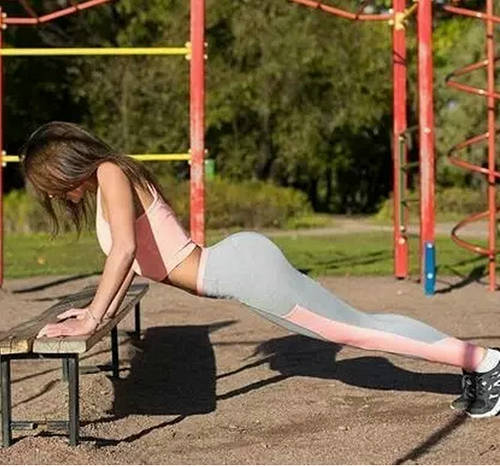 哈尔滨公交站健身照走红 大叔举重竟完爆小伙